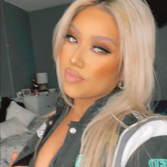 Meet your Posher, Estefania - Picture 1 of 1